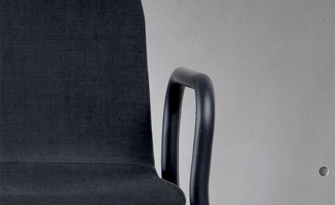 Кресло от фабрики Sovet Italia модель Two Tone Small Arm