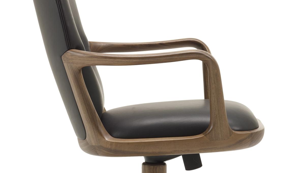 Кресло от фабрики Ceccotti Collezioni модель Vossia Arm