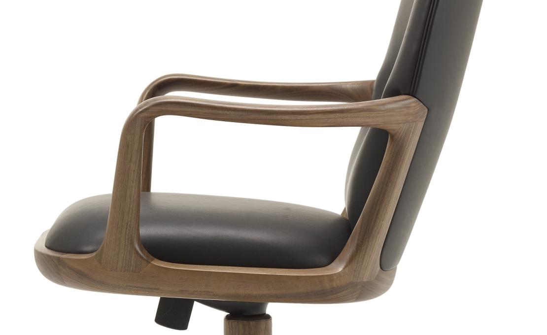 Кресло от фабрики Ceccotti Collezioni модель Vossia Arm