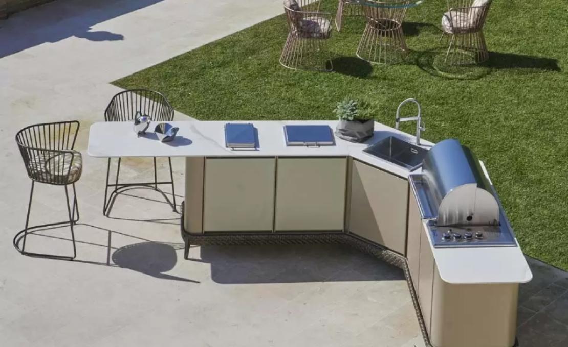 Уличная кухня модель Curved Outdoor Kitchen от фабрики Dolcefarniente