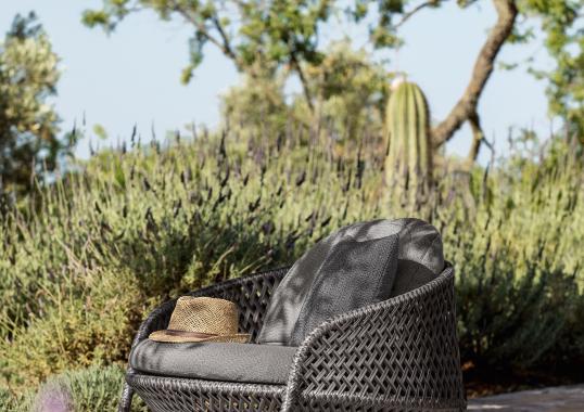 Уличное кресло от фабрики Dedon модель Ahnda Lounge 