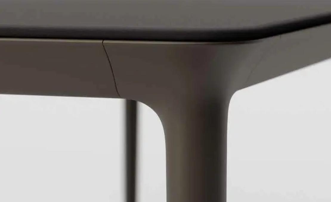 Уличный стол от фабрики Dedon модель Bellmonde Table