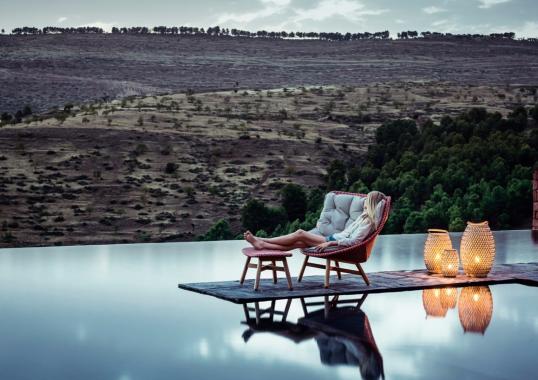 Уличное кресло от фабрики Dedon модель Mbrace Lounge 