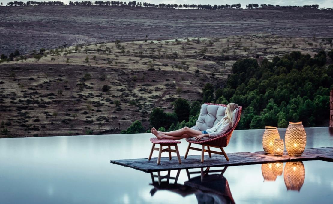 Уличное кресло от фабрики Dedon модель Mbrace Lounge 