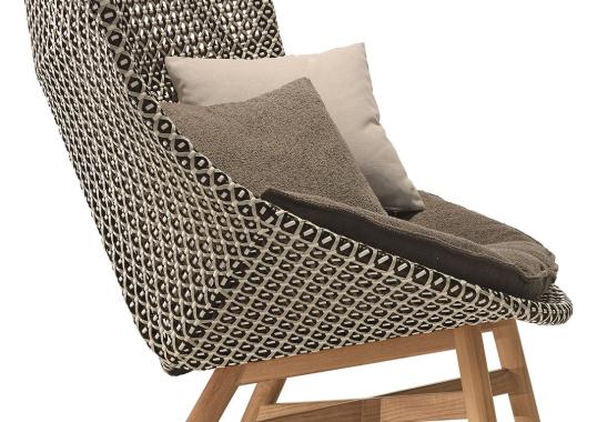 Уличное кресло от фабрики Dedon модель Mbrace Wing 