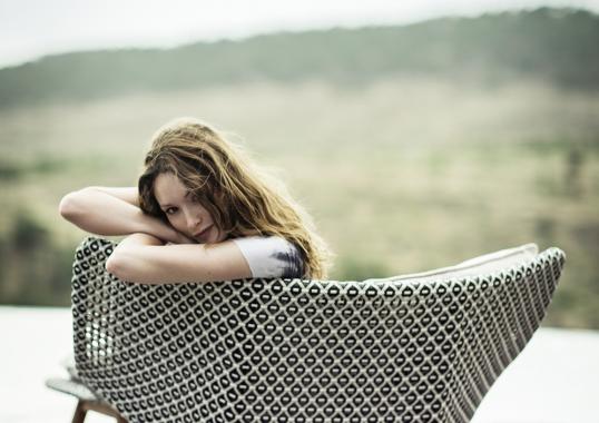 Уличное кресло от фабрики Dedon модель Mbrace Lounge 