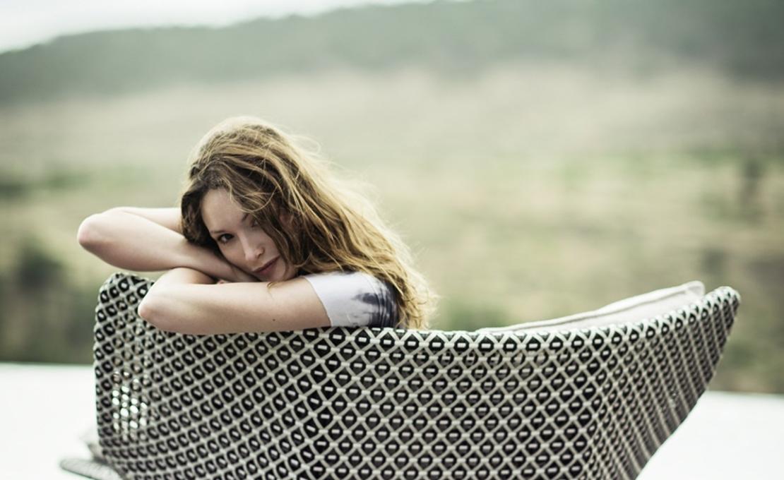 Уличное кресло от фабрики Dedon модель Mbrace Lounge 