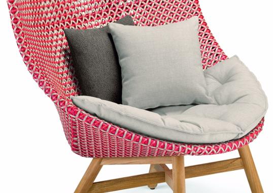 Уличное кресло от фабрики Dedon модель Mbrace Wing 