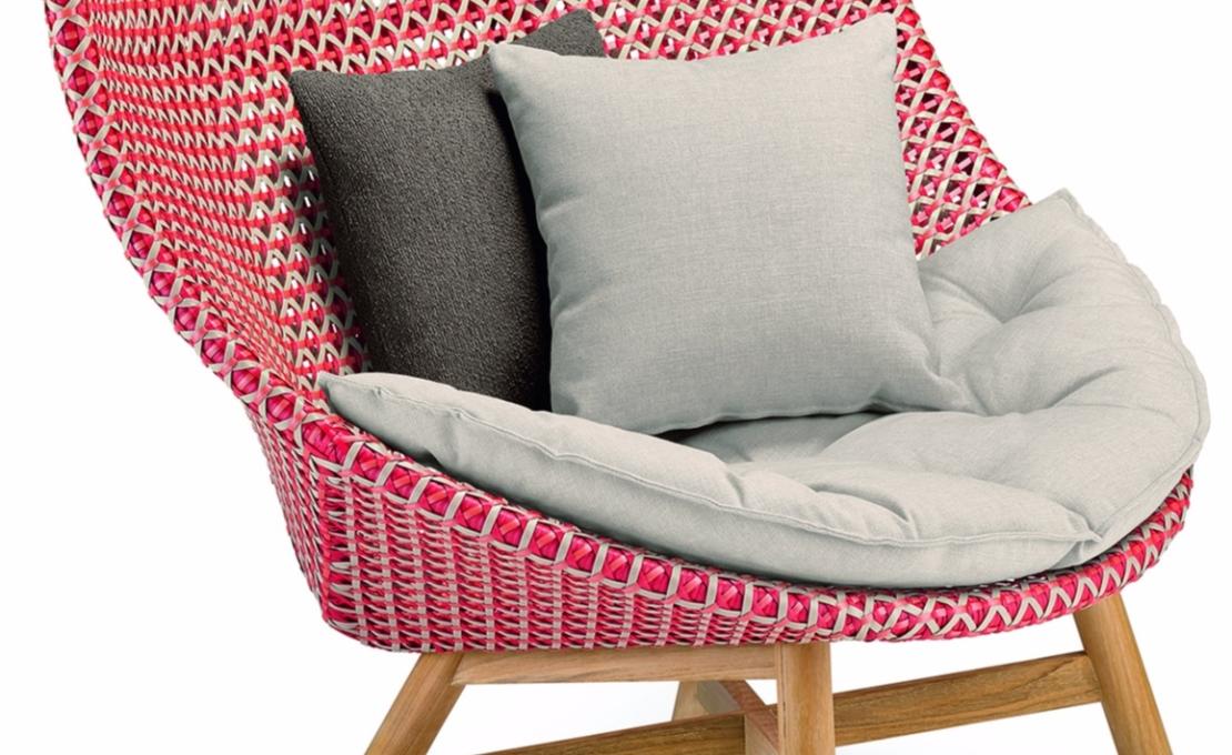 Уличное кресло от фабрики Dedon модель Mbrace Wing 