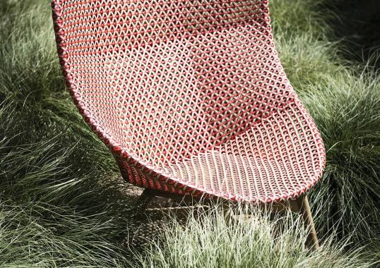 Уличное кресло от фабрики Dedon модель Mbrace Wing 