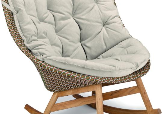 Уличное кресло от фабрики Dedon модель Mbrace Rocking 