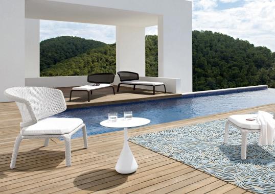 Уличный стол от фабрики Dedon модель Seashell Side table