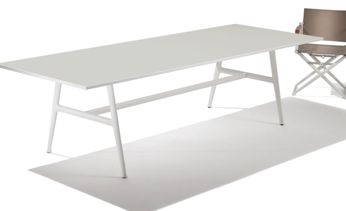 Уличный стол от фабрики Dedon модель SeaX Dining Table