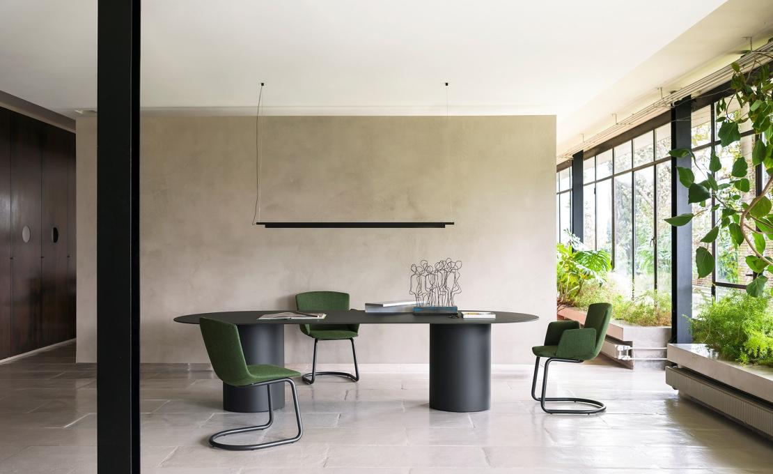 Кресло от фабрики Desalto модель Calum Home Cantilever