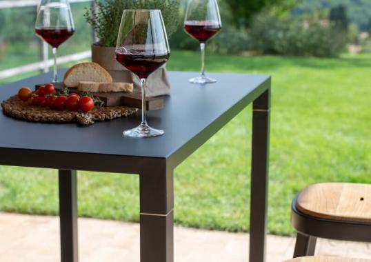 Стол от фабрики Emu модель 89NOVAHIGHTABLESQUARE