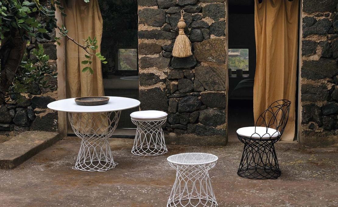 Уличный стол от фабрики Emu модель RETROUVEROUNDTABLE