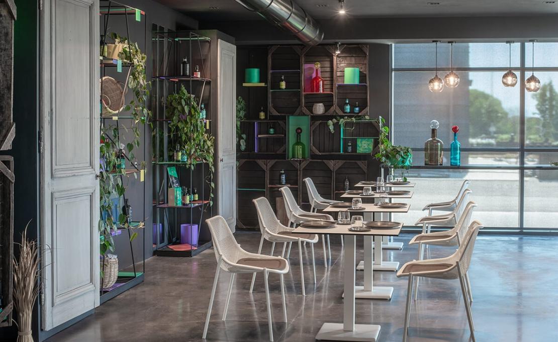 Стол от фабрики Emu модель 47ROUNDSQUARETABLE