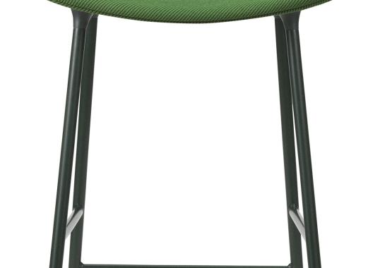 Барный стул от фабрики Normann Copenhagen модель Form Bar Upholstery Armrest