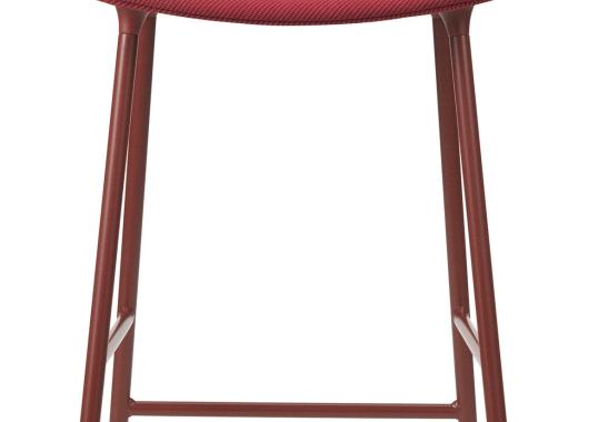 Барный стул от фабрики Normann Copenhagen модель Form Bar Upholstery Armrest