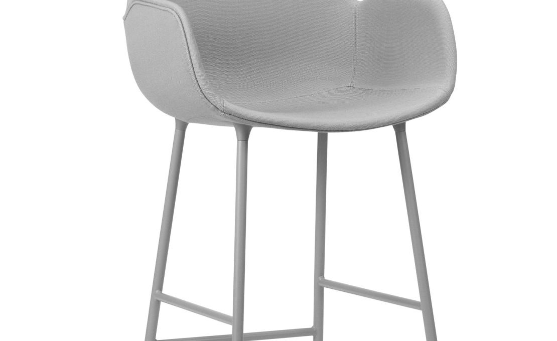 Барный стул от фабрики Normann Copenhagen модель Form Bar Upholstery Armrest