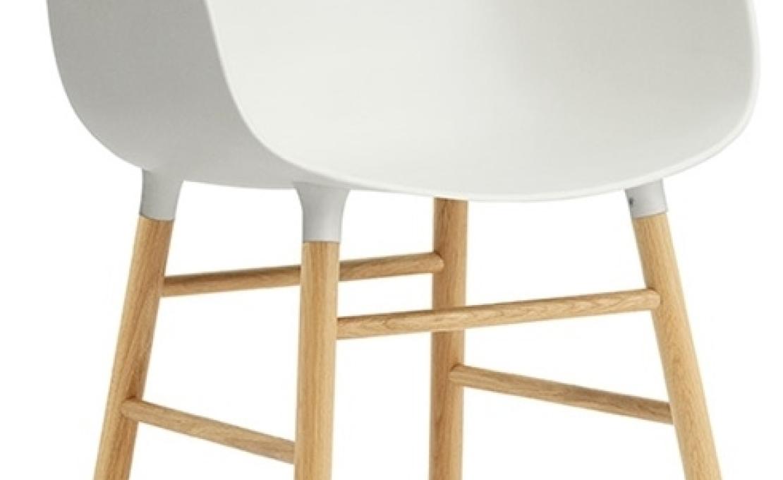 Кресло от фабрики Normann Copenhagen модель Form Arm With Wood Legs