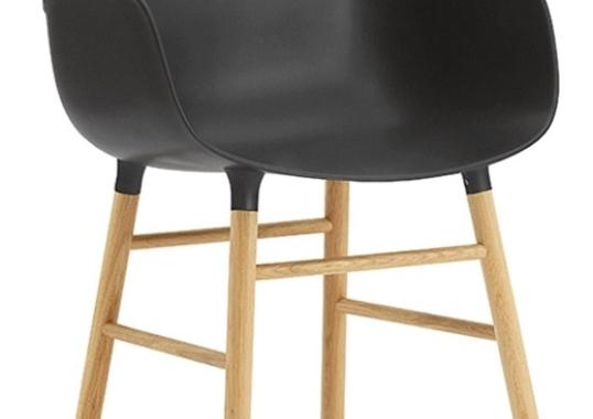 Кресло от фабрики Normann Copenhagen модель Form Arm With Wood Legs