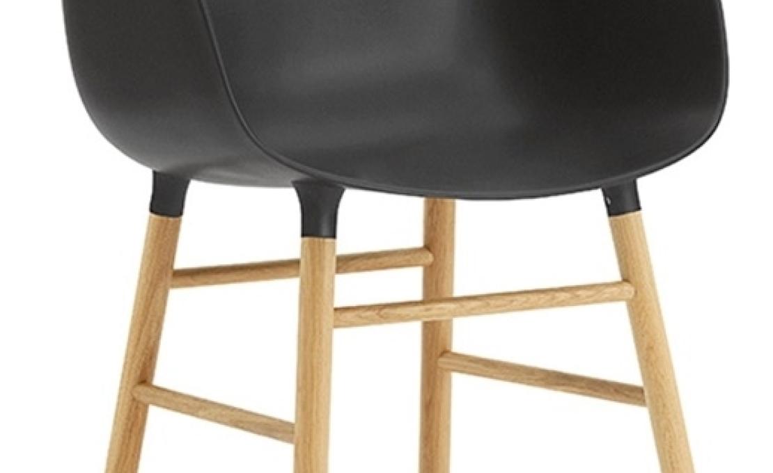 Кресло от фабрики Normann Copenhagen модель Form Arm With Wood Legs