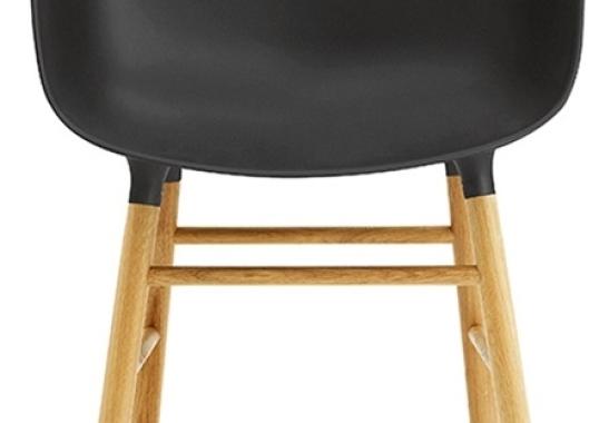 Кресло от фабрики Normann Copenhagen модель Form Arm With Wood Legs