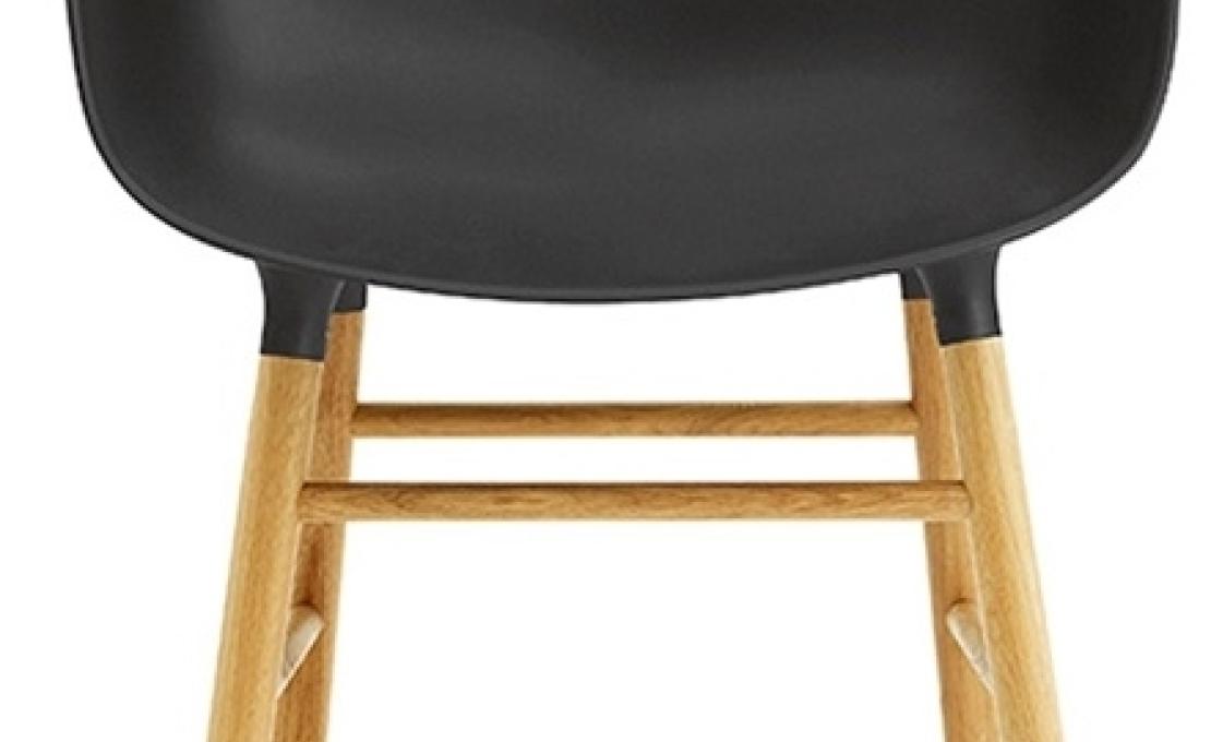 Кресло от фабрики Normann Copenhagen модель Form Arm With Wood Legs
