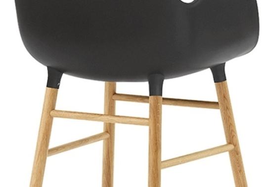 Кресло от фабрики Normann Copenhagen модель Form Arm With Wood Legs
