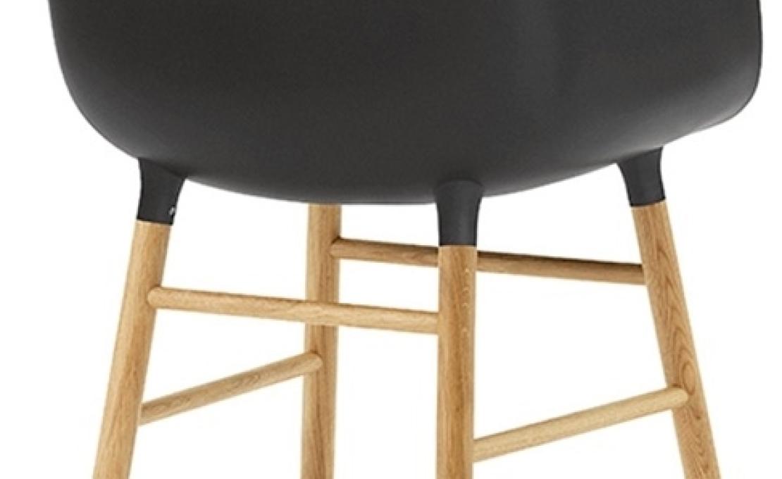 Кресло от фабрики Normann Copenhagen модель Form Arm With Wood Legs