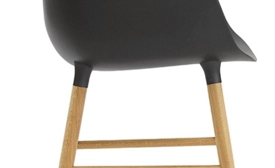 Кресло от фабрики Normann Copenhagen модель Form Arm With Wood Legs
