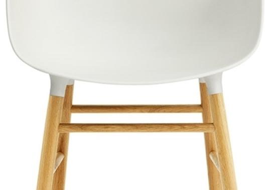 Кресло от фабрики Normann Copenhagen модель Form Arm With Wood Legs