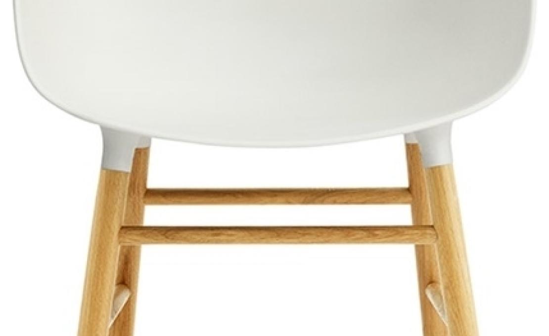 Кресло от фабрики Normann Copenhagen модель Form Arm With Wood Legs
