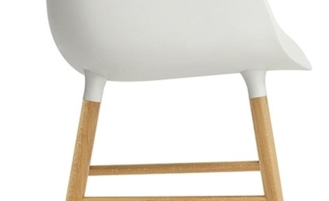 Кресло от фабрики Normann Copenhagen модель Form Arm With Wood Legs
