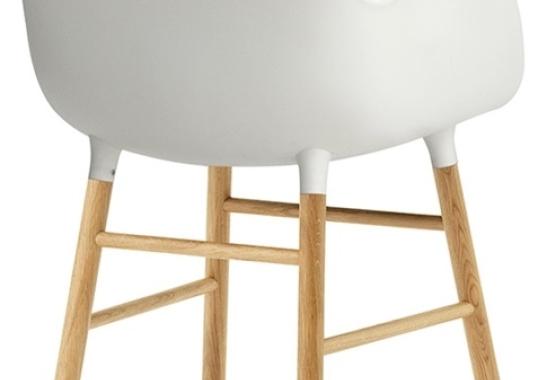 Кресло от фабрики Normann Copenhagen модель Form Arm With Wood Legs