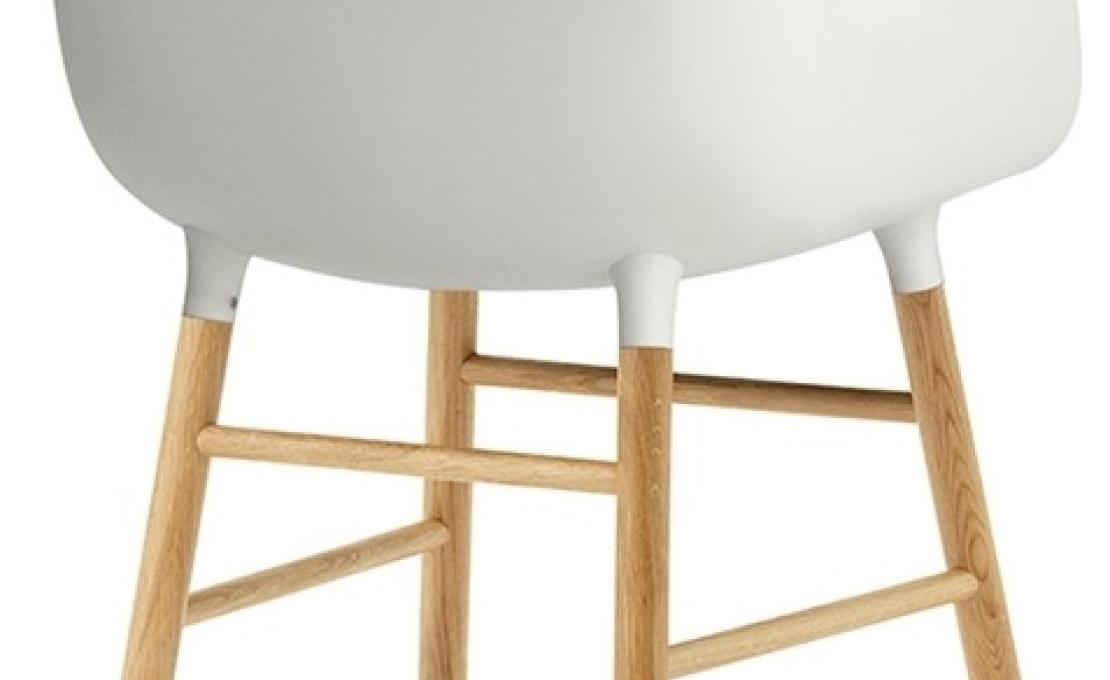 Кресло от фабрики Normann Copenhagen модель Form Arm With Wood Legs