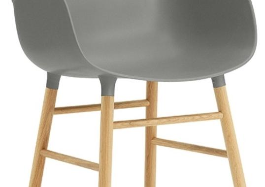 Кресло от фабрики Normann Copenhagen модель Form Arm With Wood Legs