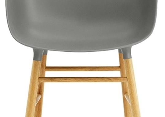 Кресло от фабрики Normann Copenhagen модель Form Arm With Wood Legs
