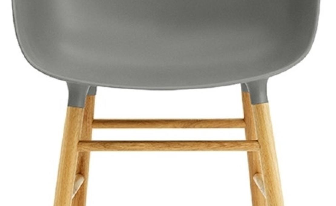 Кресло от фабрики Normann Copenhagen модель Form Arm With Wood Legs