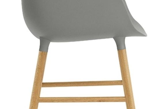 Кресло от фабрики Normann Copenhagen модель Form Arm With Wood Legs