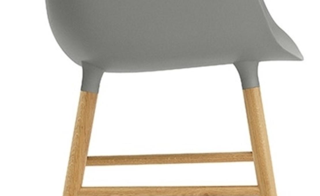 Кресло от фабрики Normann Copenhagen модель Form Arm With Wood Legs