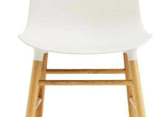 Стул от фабрики Normann Copenhagen модель Form  With Wood Legs