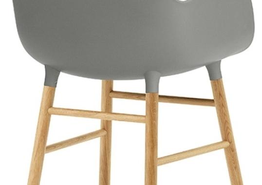 Кресло от фабрики Normann Copenhagen модель Form Arm With Wood Legs
