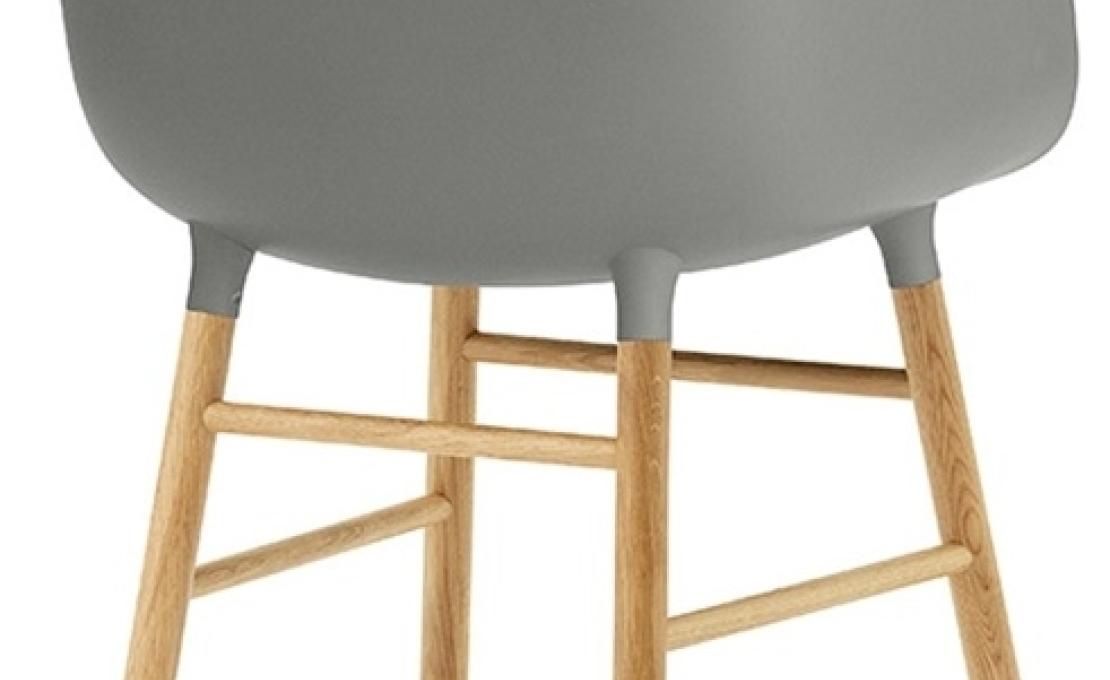 Кресло от фабрики Normann Copenhagen модель Form Arm With Wood Legs