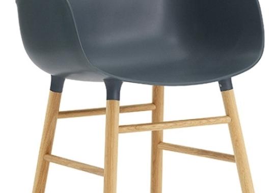 Кресло от фабрики Normann Copenhagen модель Form Arm With Wood Legs
