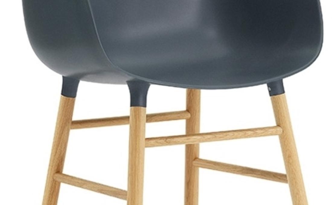 Кресло от фабрики Normann Copenhagen модель Form Arm With Wood Legs