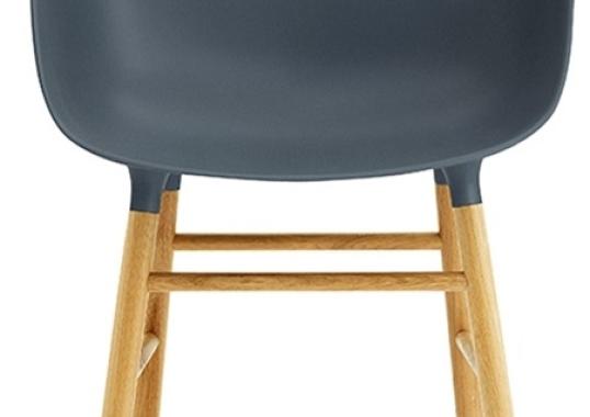 Кресло от фабрики Normann Copenhagen модель Form Arm With Wood Legs