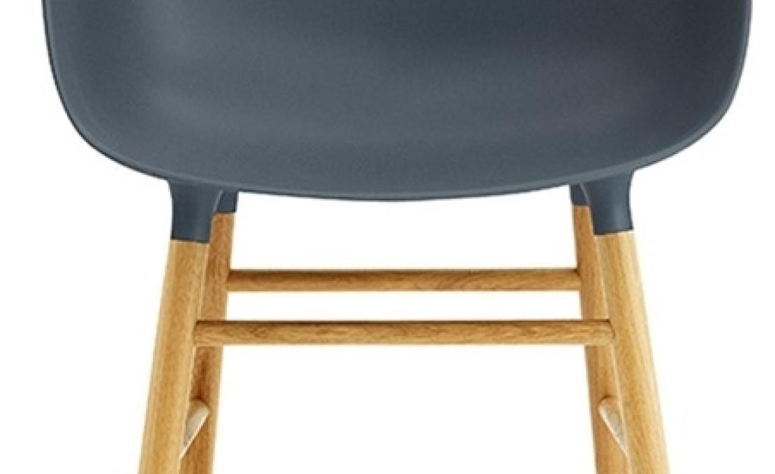 Кресло от фабрики Normann Copenhagen модель Form Arm With Wood Legs