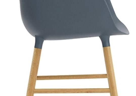 Кресло от фабрики Normann Copenhagen модель Form Arm With Wood Legs